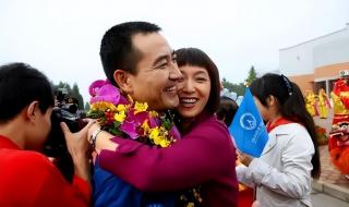 叶光富紧紧拥抱妻子